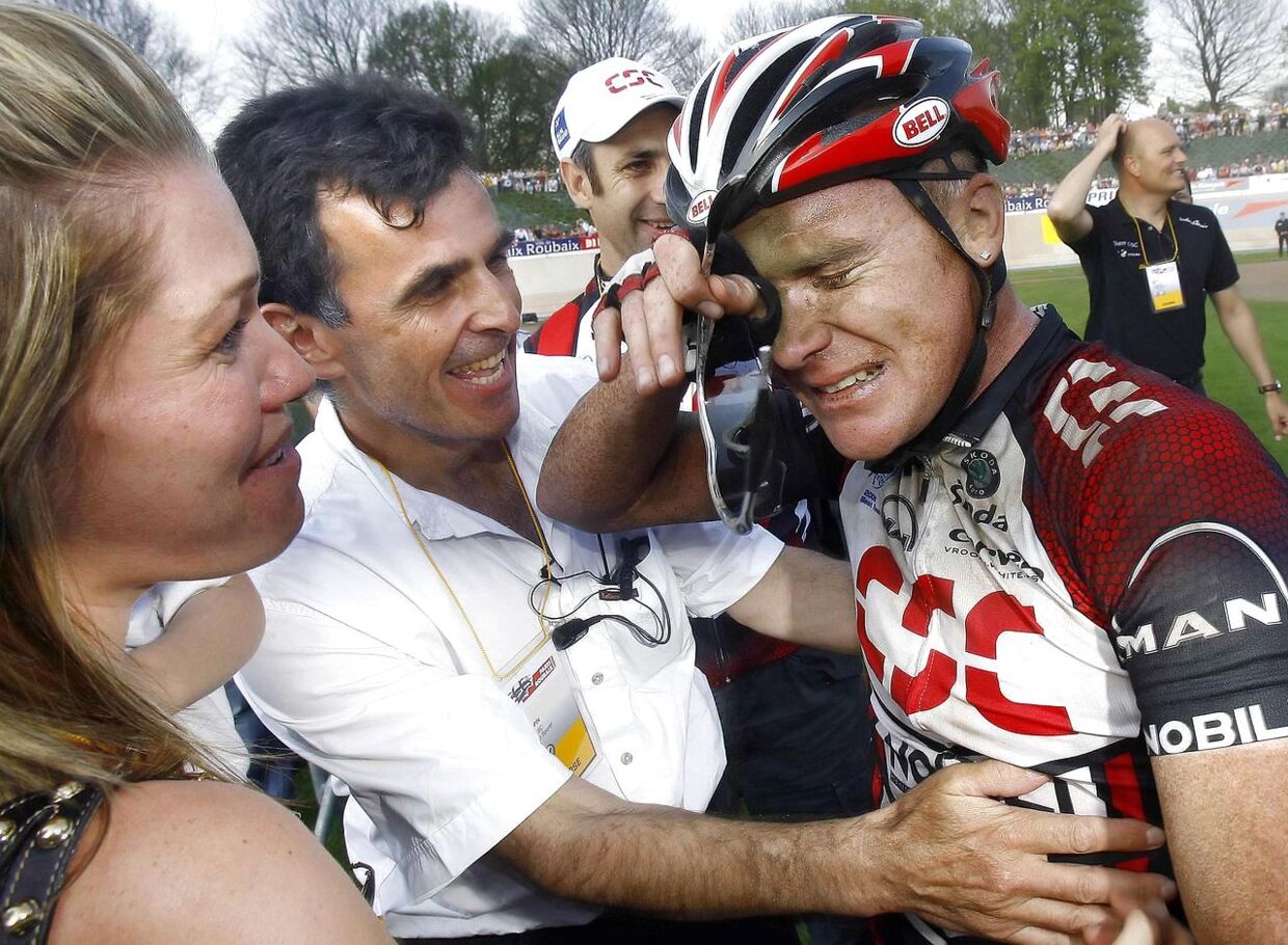 &nbsp;Stuart O'Grady vandt i 2007 Paris-Roubaix. Det skete ifølge eget udsagn uden brug af doping. I baggrunden til højre ses Bjarne Riis, som var chef for Stuart O'Grady på Team CSC på det tidspunkt.
