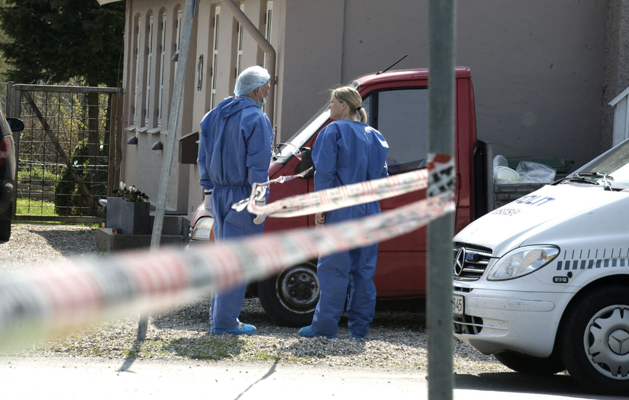 Politiets teknikere arbejder ved det gerningssted, hvor en kvinde torsdag formiddag blev kniv-drabt.