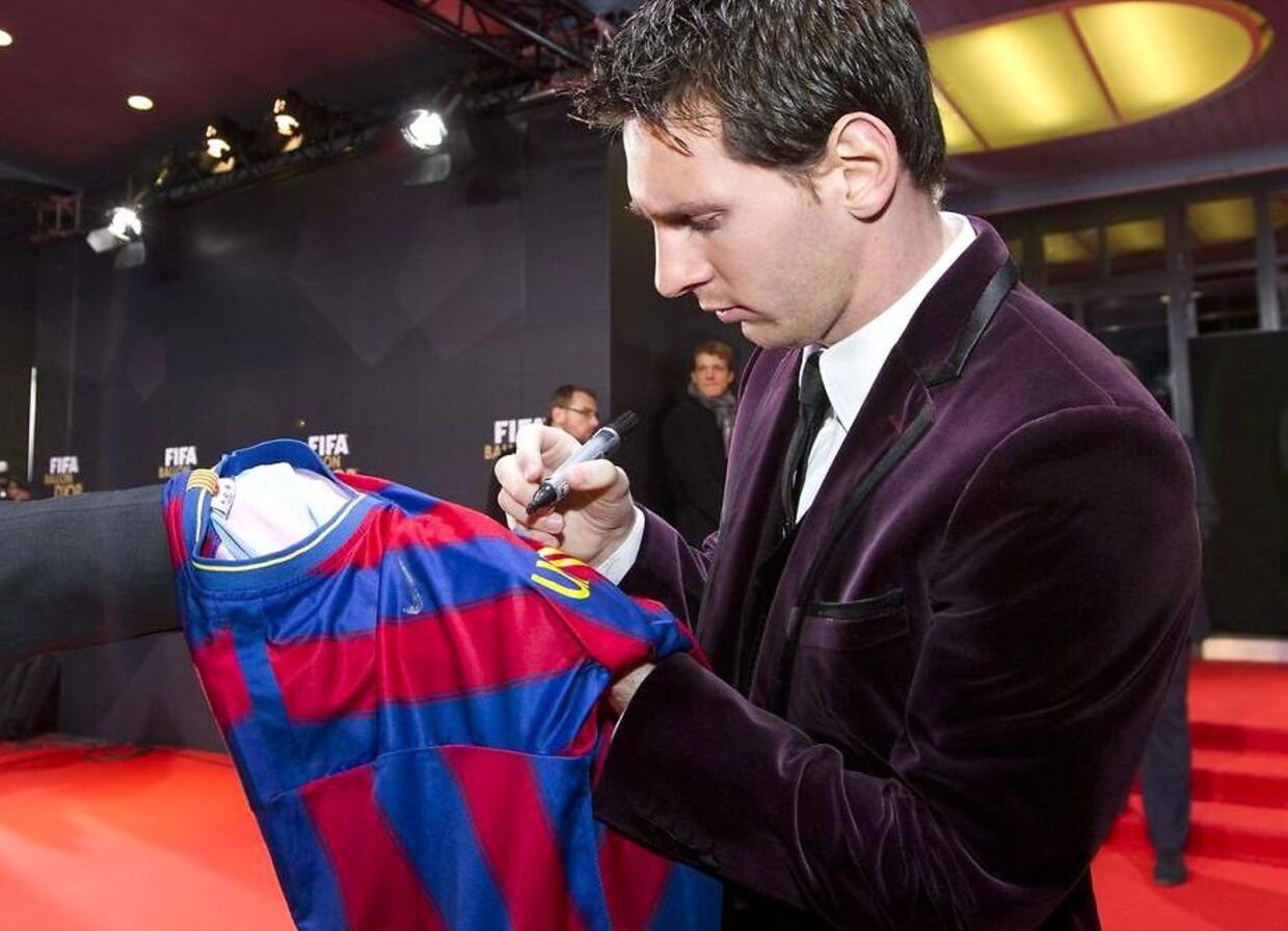 Messi signerer en spillertrøje fra FC Barcelona