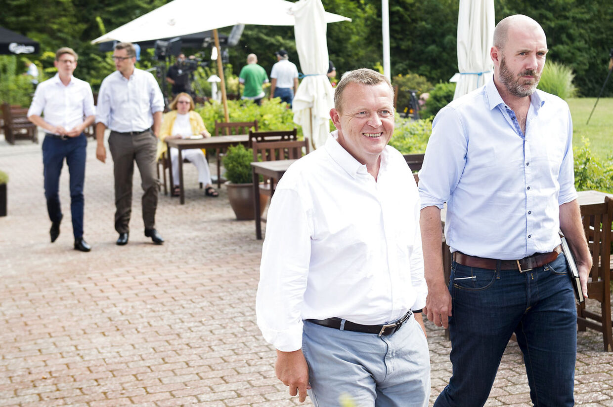 Lars Løkke Rasmussen ses her med sin rådgiver (spindoktor) Christian Hüttemeier til venstres sommermøde.