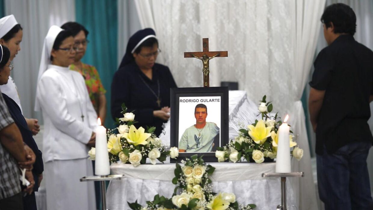 Katolske nonner ved kisten med den henrettede brasilianer Rodrigo Gularte i Jakarta, Indonesien 29. april. Gukarte blev henrettet ved skydning natten mellem tirsdag og onsdag.