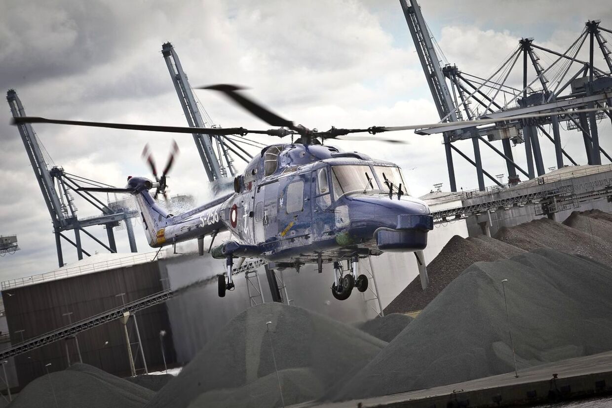 En af søværnest store helikoptere er på arbejde med eftersøgning at et menneske i havnebassinet ud for Fisketorvet i København (Arkivfoto)
