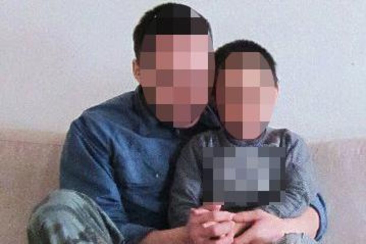 Den 41-årige sigtede med sin syv-årige søn. Sønnen var i huset, da den 41-årige angiveligt kvalte sin 35-årige samlever.