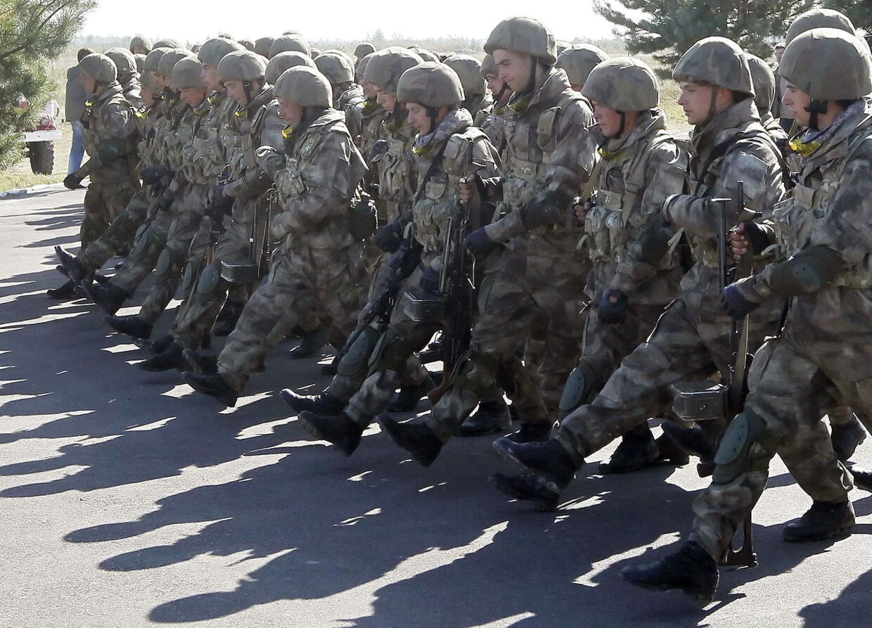 Ukrainske soldater marcherer i nærheden af hovedstaden Kiev. Ukraines overgangsregering opruster militært og indkalder alle militære reservestyrker til tjeneste og gør sig kampklare. Det sker, efter Rusland i weekenden sendte væbnede styrker til Krimhalvøen ved Sortehavet. 