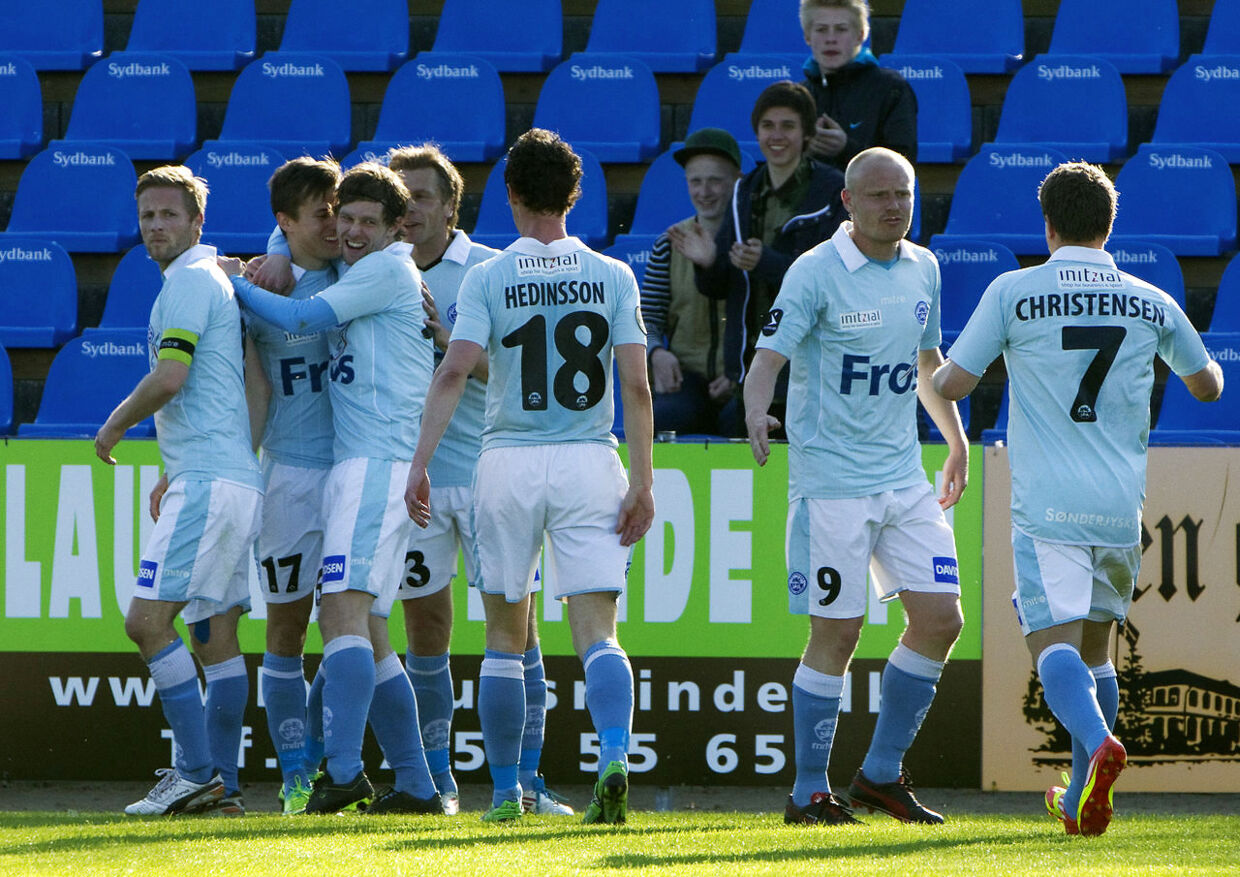 Lasse Vibe har netop bragt SønderjyskE foran 1-0 mod FC Midtjylland.
