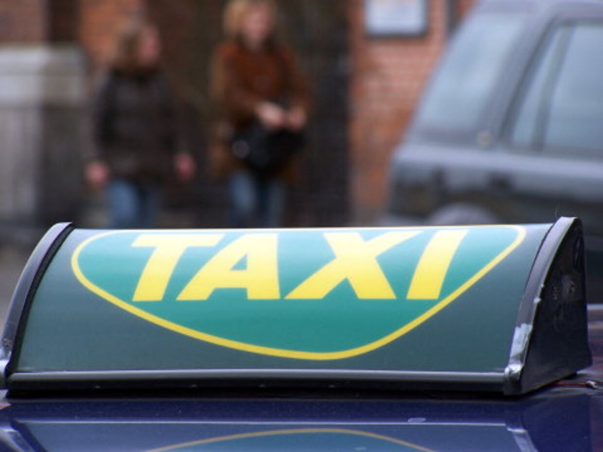 En taxi er i søgelyset, efter at der tidligt søndag morgen blev affyret 15 skud mod to andre biler på Amagerbrogade i København. Arkivfoto: Brian Bergmann