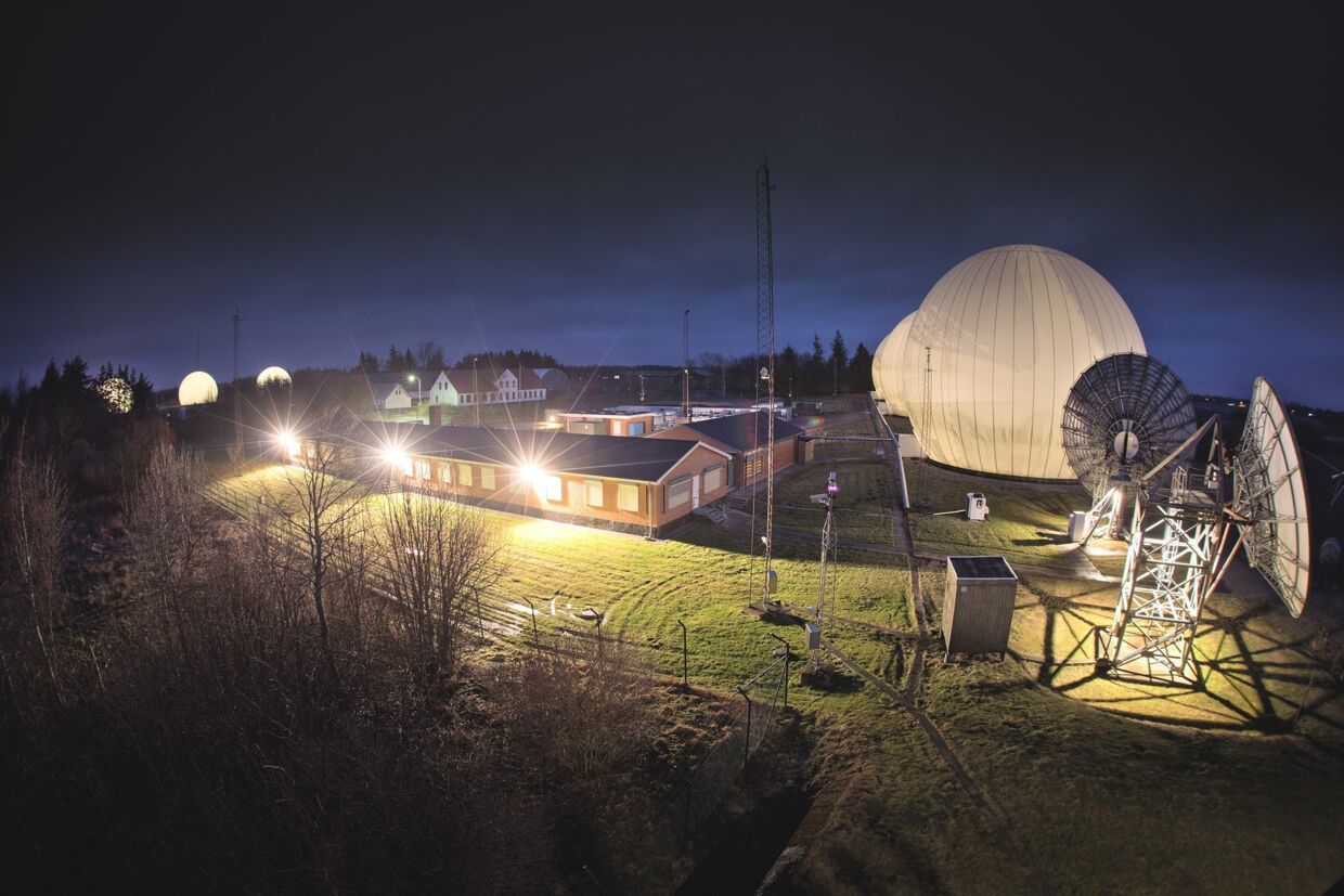 FEs aflytningsstation ved Hjørring i Nordjylland. De hvide kupler er såkaldte radoner, der beskytter antennerne.
