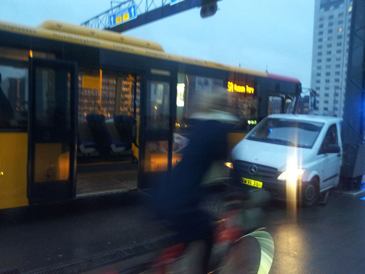 En københavnsk bus og en varebil kolliderede fredag eftermiddag på Langebro.