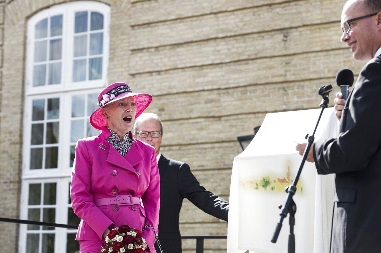 Dronningen deltog lørdag i den officielle fejring af, den sønderjyske by Christiansfeld er kommet med på Unesco's verdensarvsliste. Koldings borgmester Jørn Pedersen, kom i centrum da han fremviste en akvarel og sagde at den var malet&nbsp; af dronning Margrethe - hvilket Dronningen bestemt og hurtigt afviste.