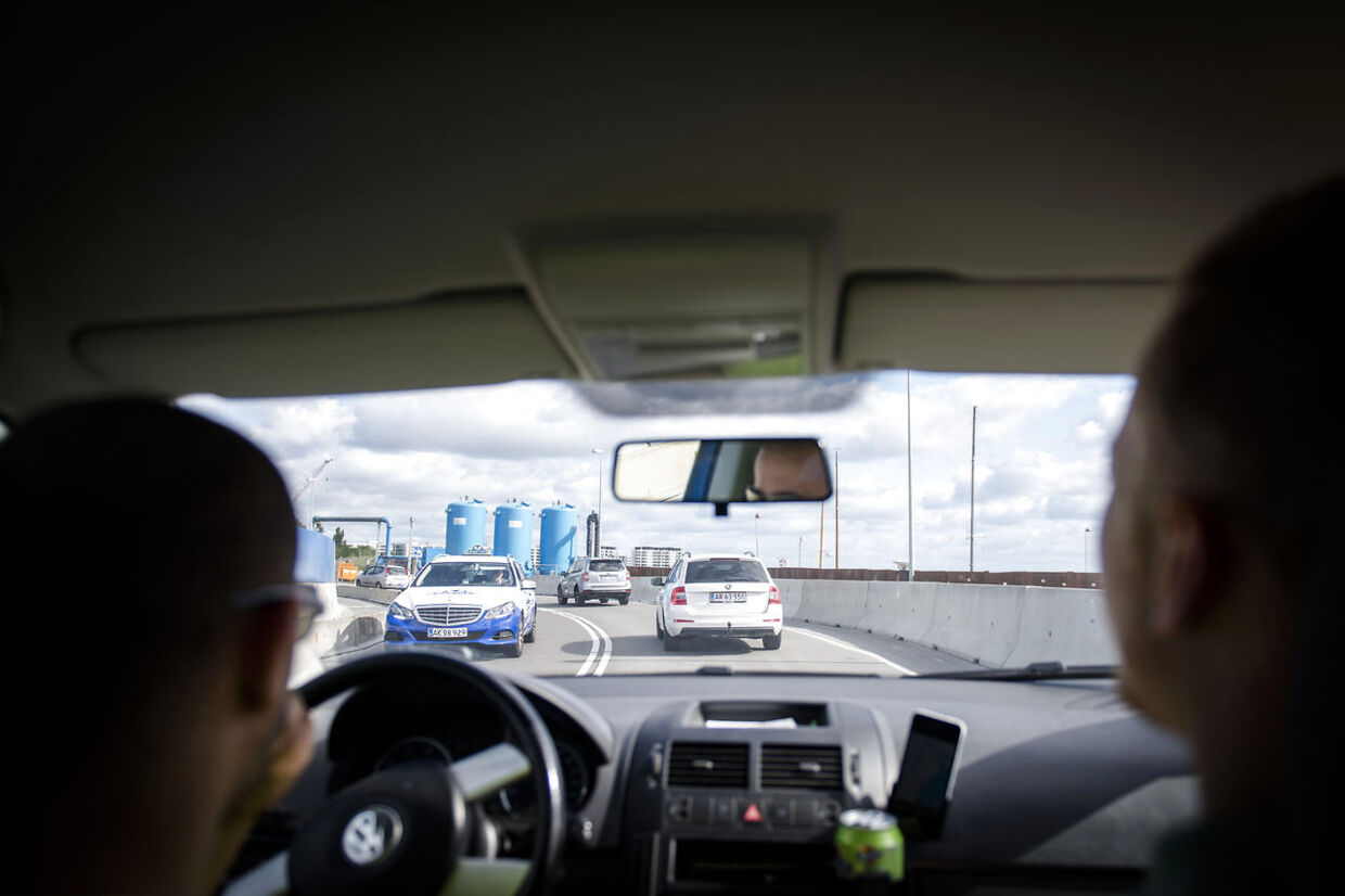 Den kontroversielle transportservice Uber er i fremgang i Danmark og møder stærk kritik fra Taxachauffører landet over, selv om nogle af dem også kører Uber i fritiden. Vi tester, hvem der kommer først til Charlottenlund, fra de bliver bestilt i Pilestræde. Taxaen vandt med 20 sekunder, men Uber var ca 25 procent billigere.