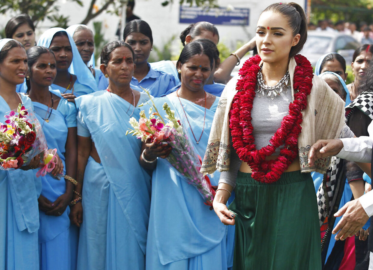 Miss Universe 2012 Olivia Culpo (th), har været meget aktiv under sit besøg i Indien. Her besøger hun kvinder, som tidligere arbejdede med at borttransportere menneskelig afføring - noget, der nu er forbudt - men nu arbejder i forskellige småindustrier.