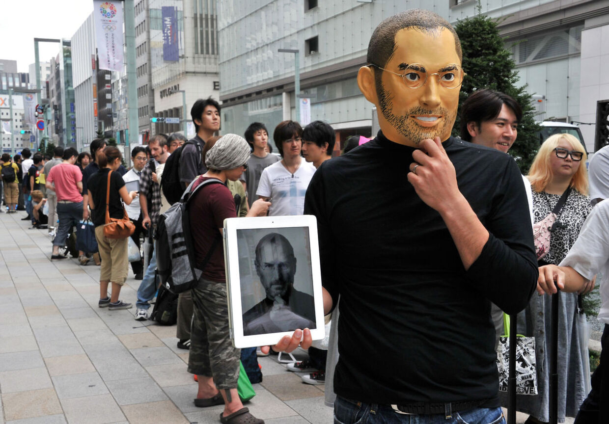 En Steve Jobs-fan har taget plads i køen i Tokyo, da iPhone 5 her til morgen blev sat til salg.