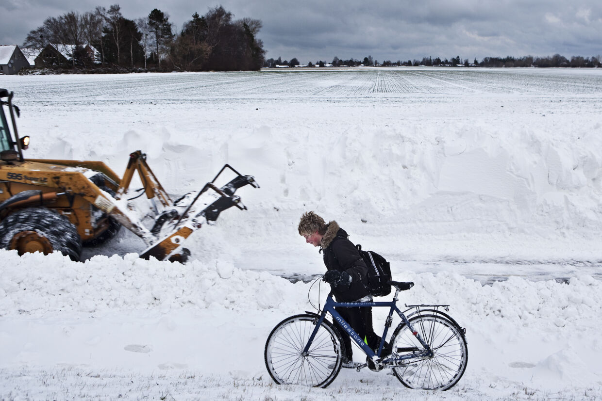 En dreng måtte stå af cyklen, fordi snemasserne havde indtaget cykelstien i Strøby på Sydsjælland.
