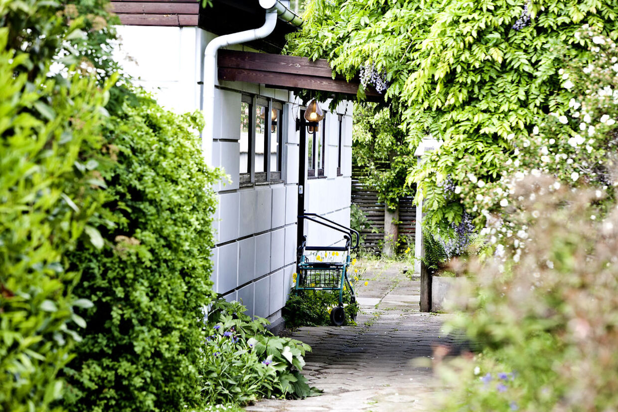 I huset her på Ny Skelgårdsvej i Kastrup blev en 85-årig kvinde overfaldet i sit hjem .