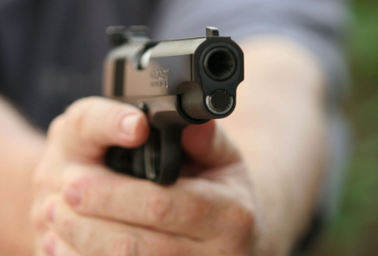 En mand truede sig til penge i Holte kiosk med en sort pistol