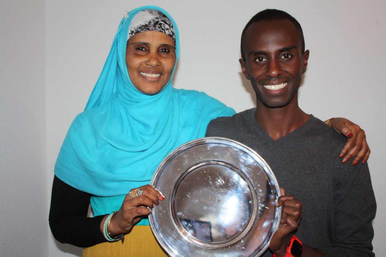 Abdi Hakim Ulad og mosteren Suleeqa med præmien for sejren i Eremitageløbet i Dyrehaven.