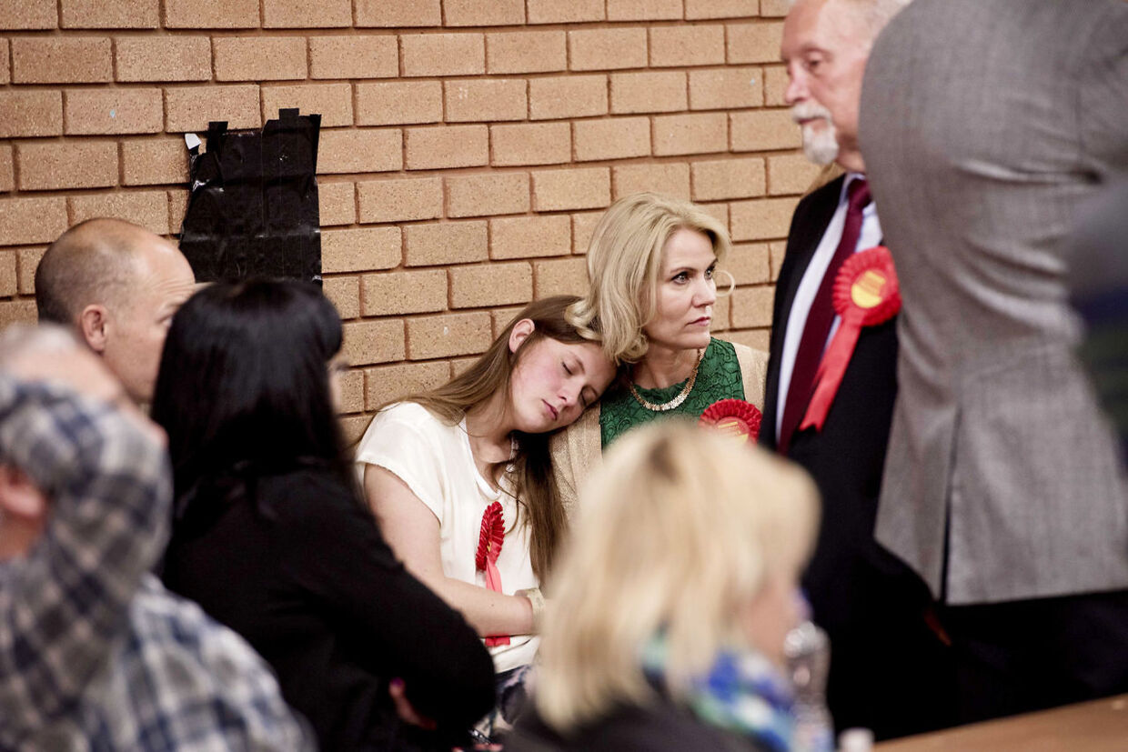 Det blev en lang valgnat og Helle Thorning-Schmidts datter Johanna tager en lur op af sin mors skulder i Neath Sports Center, hvor der var optælling af stemmer. Steven Kinnock stillede op og blev valgt i den sikre Labourkreds Aberavon i Sydwales.
