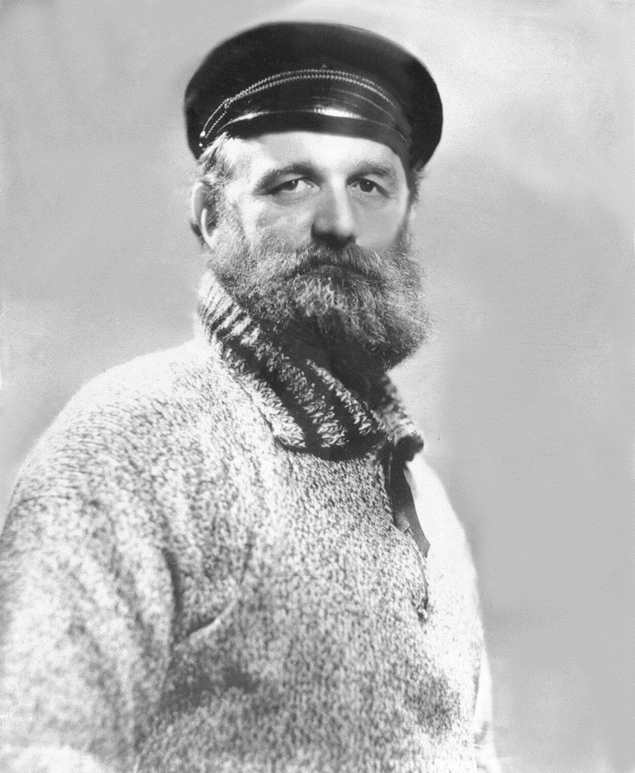 Polarforskeren Peter Freuchen var en personlig mangeårig ved af Carl Mogensen. De var begge med til at stifte flere foreninger bl.a. Dansk Professionelt Bokseforbund og Eventyrernes Klub.