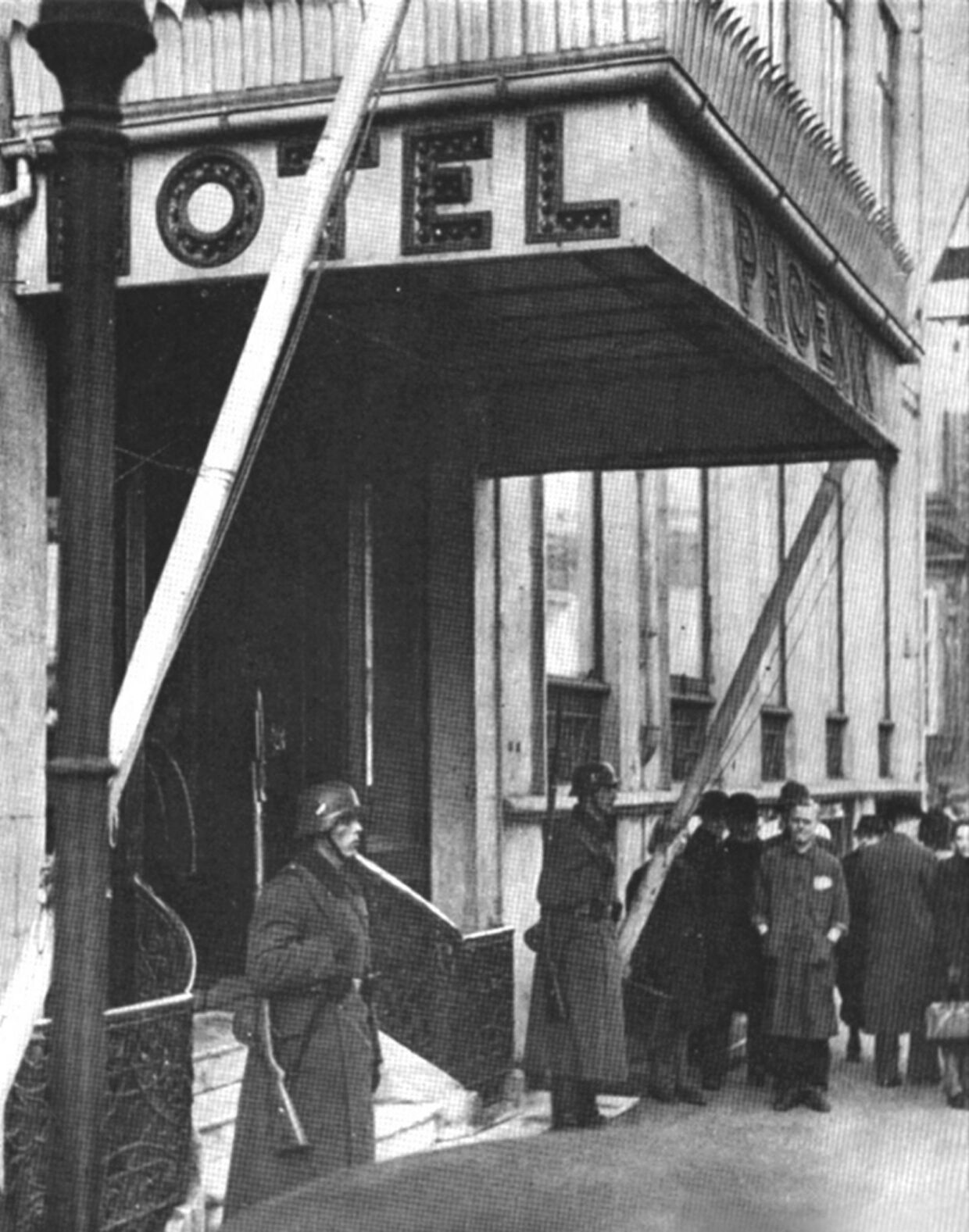 Allerede i 1940 havde Kriegsmarinen beslaglagt Hotel Phoenix i Bredgade. Det var herfra man bl.a. koordinerede bevogtningen af de danske kyster. Det ville være uheldigt, hvis vigtige transporter over Øresund blev opdaget. Kan man forestille sig, at Mogensens transportorganisation Lysglimt kunne lave særaftaler med tyskerne?