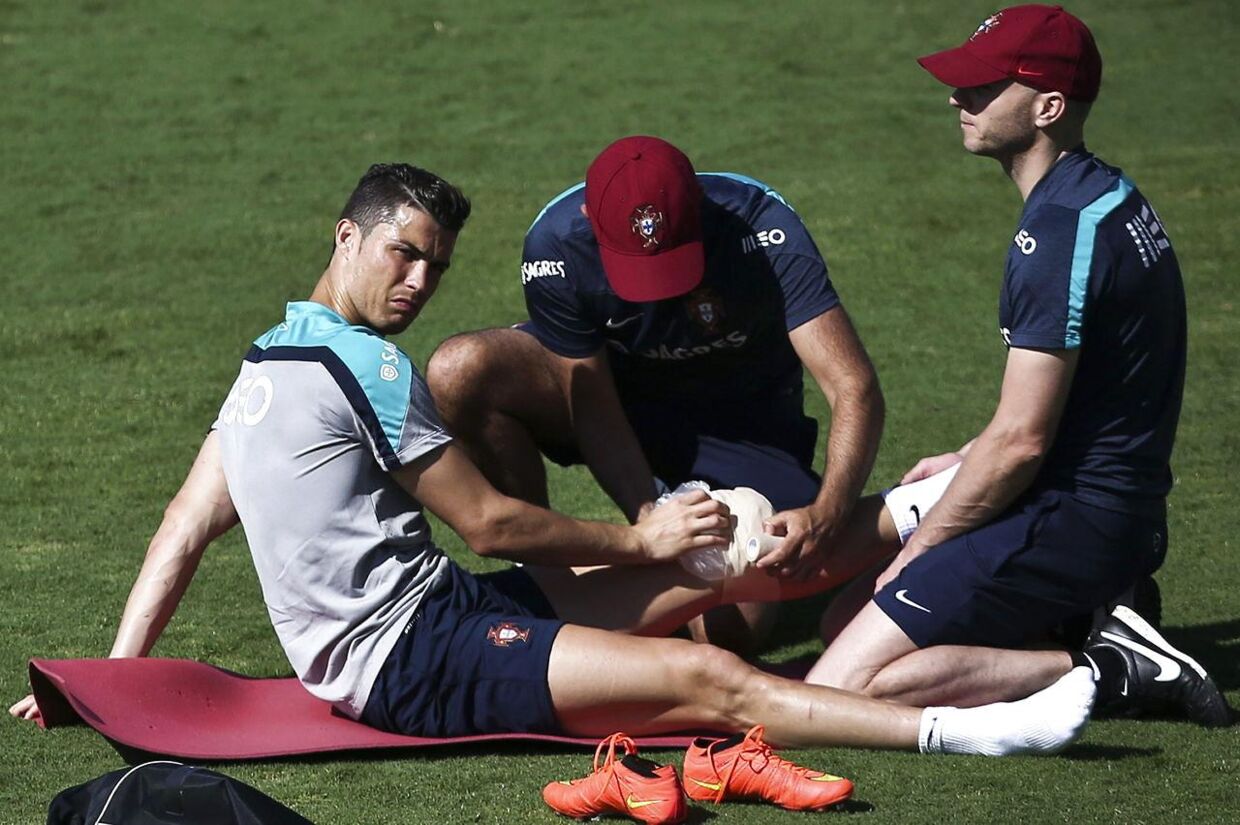 Cristiano Ronaldo døjer med problemer i sit venstre knæ under VM.