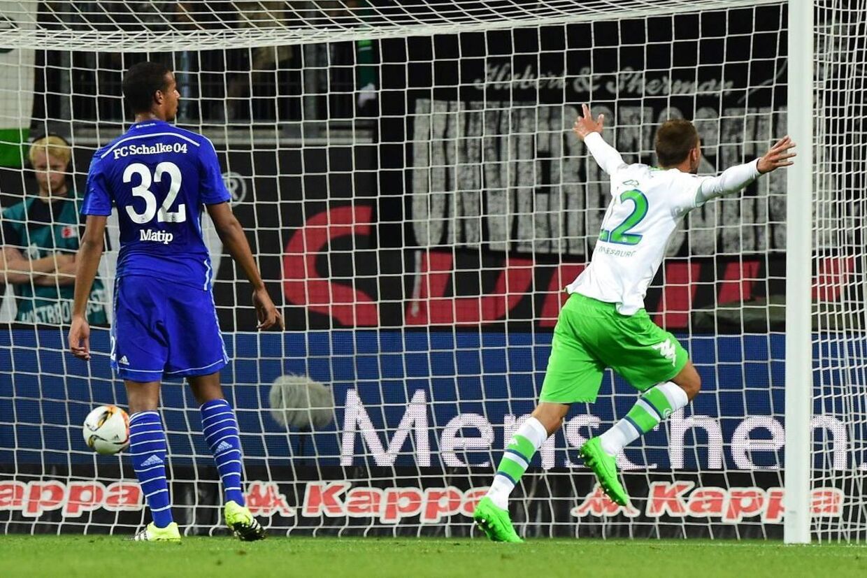 Bas Dost (th) jubler, efter han har bragt Wolfsburg foran mod Schalke. 