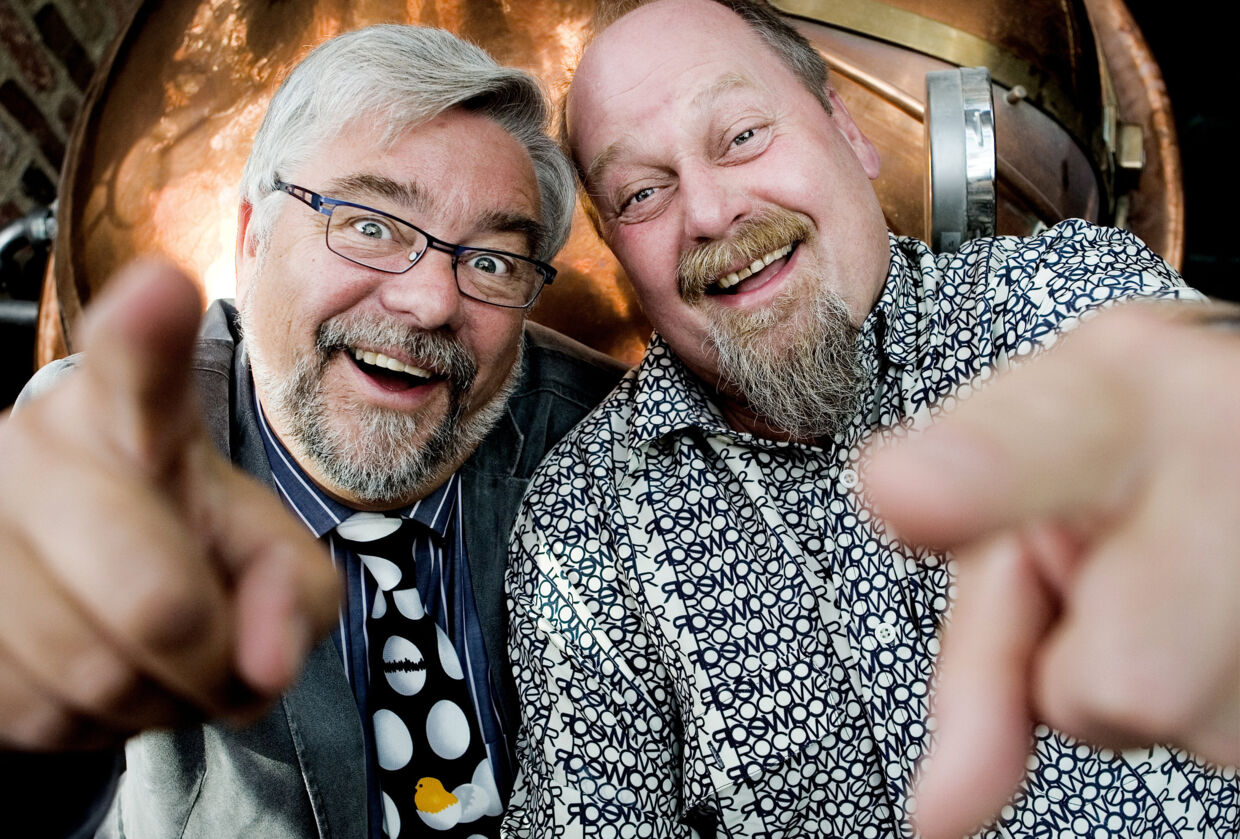 Jan Monrad (tv) og Søren Rislund som den komikerduo, de for altid vil blive husket som. 40 år nåede de at samarbejde om utallige sketches, humoristiske sange og tv-programmer.