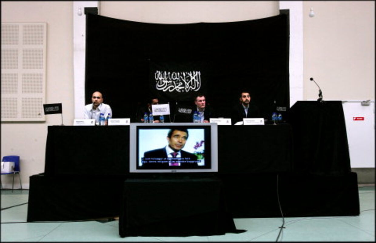 Hizb-ut-Tahrir-toppen viste en »dokumentarfilm«, som de kaldte propagandafilmen mod den danske regering. Fra venstre er det Khalid Amin, Chadi Freigeh, den danske muslim Musa Kronholt, der var ordstyrer, og Hizb-ut-Tahrirs talsmand Fadi Abdullatif. Foto: Bax Lindhardt