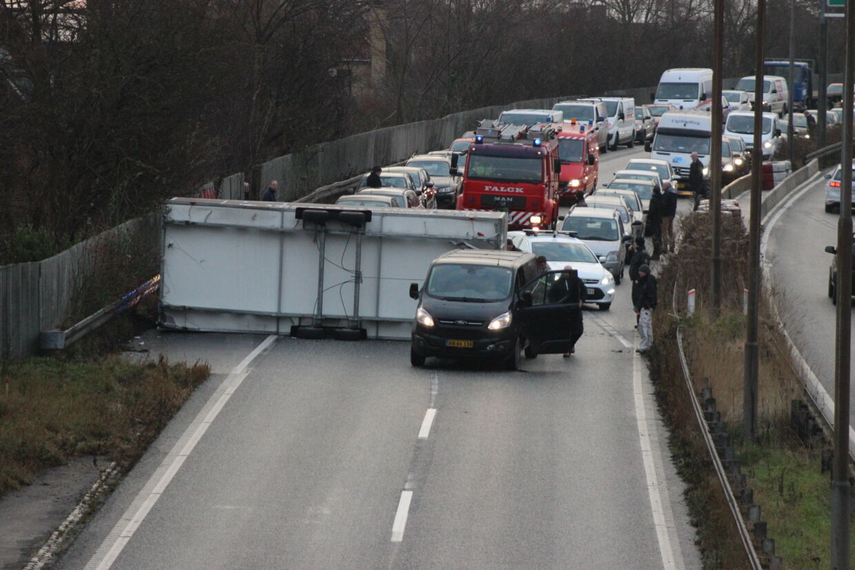 Den væltede skurvogn lå torsdag formiddag og spærrede omfartsvejen ved Lyngby.