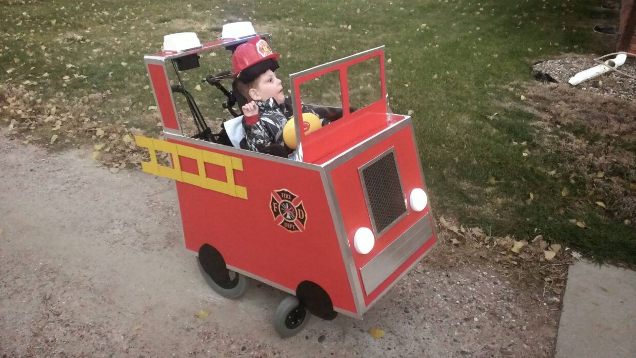 Den handicappede dreng i en brandbil fra forrige års Halloween. (Foto: Reddit.com)