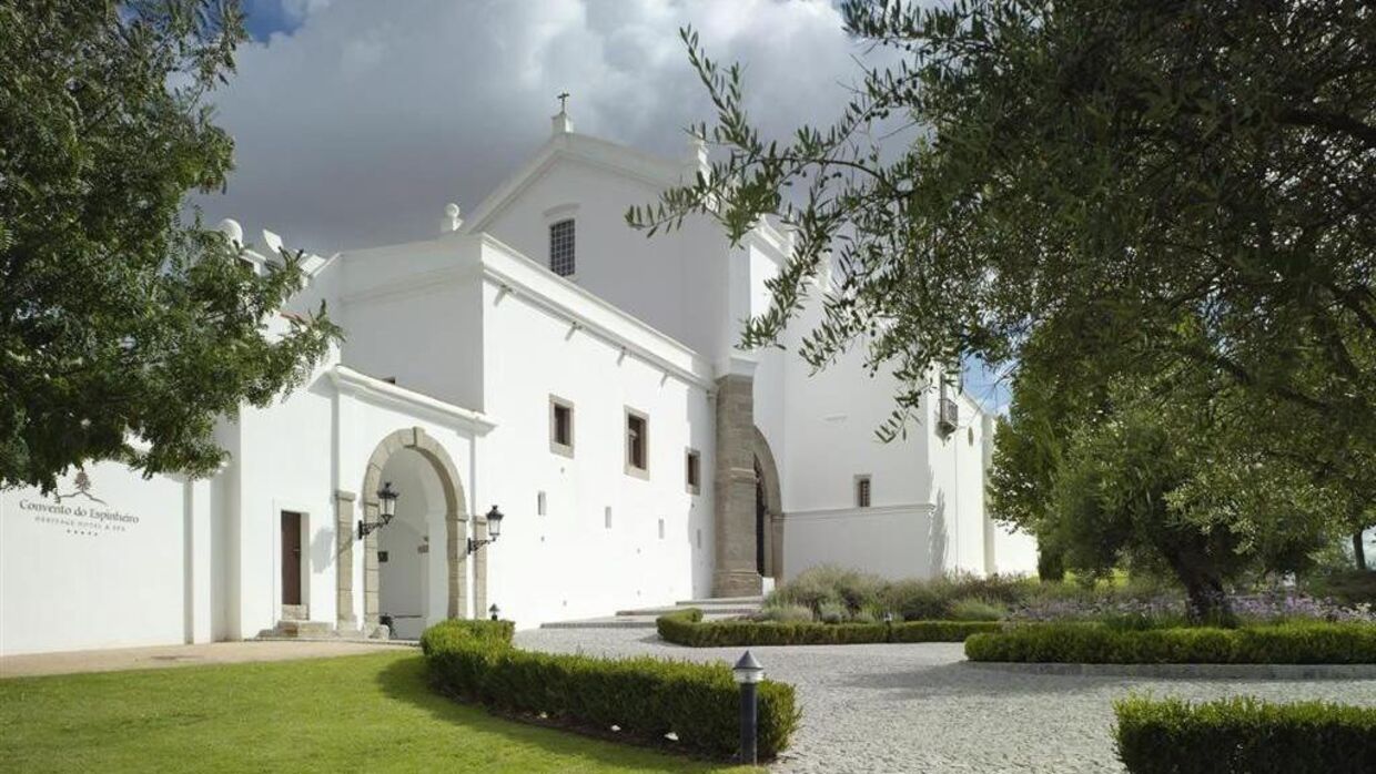 Convento do Espinheiro var oprindeligt et kloster, som blev til i 1458.