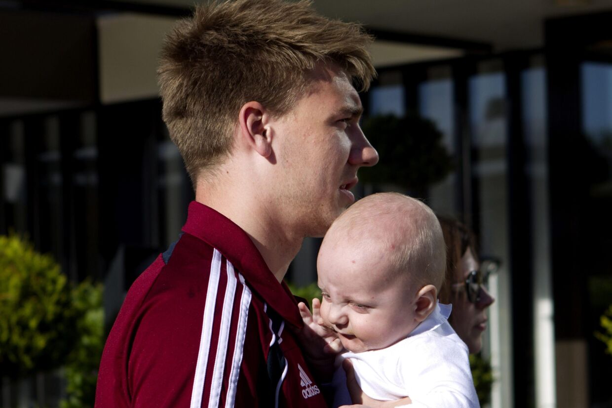 Nicklas Bendtner med sønnen Nicholas på Hotel Marienlyst i Helsingør før EM-kvalifikationskampen mod Island i juni i år.