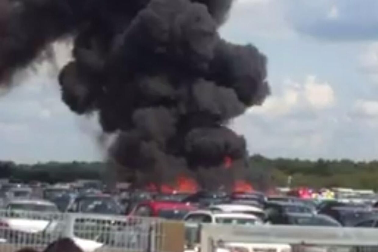 Fly og biler i brand ved Blackbushe Lufthavn.