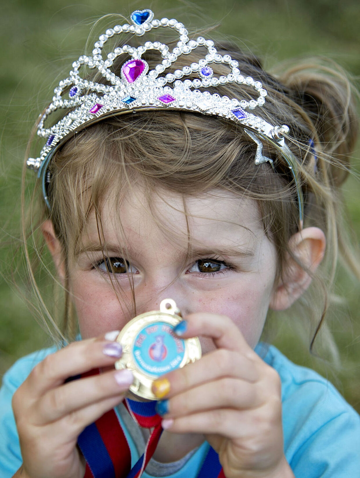 Siri på næsten 4 år var et af de 1.500 børn, som lørdag deltog i Fri for Mobberi Børnestafetten 2014 i Fælledparken i København. Hele to gange nåede hun at snakke med den rigtige prinsesse, kronprinsesse Mary, hvis fond står bag løbet.