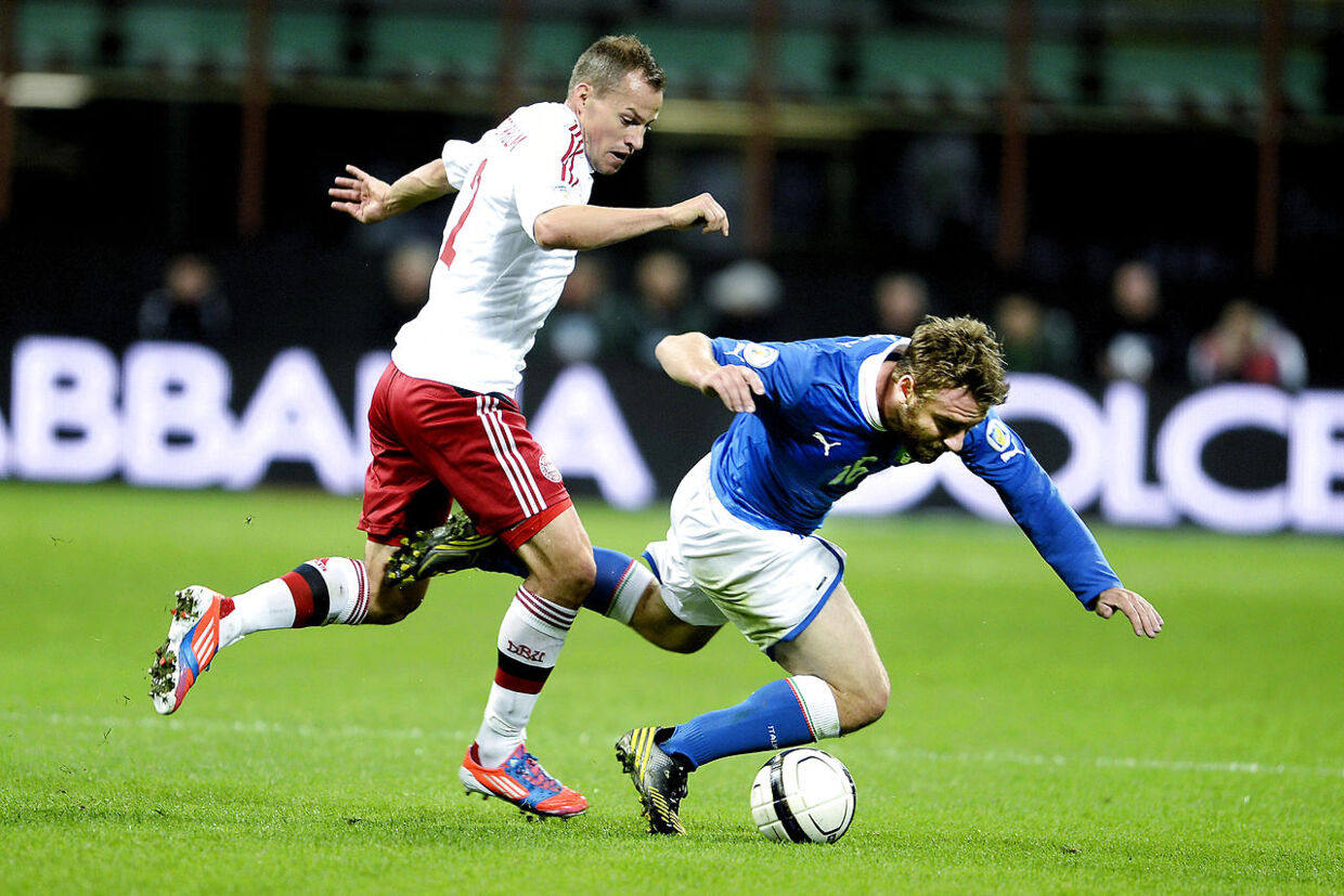Italien vs Danmark: Nicolai Stokholm går efter bolden og Daniele De Rossi (th) tirsdag aften d.16.oktober 2012 i Milano.