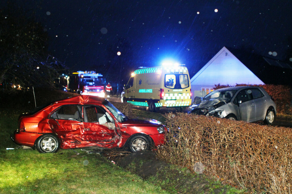 De to involverede biler blev kraftigt beskadiget ved ulykken på Gudumholtvej.