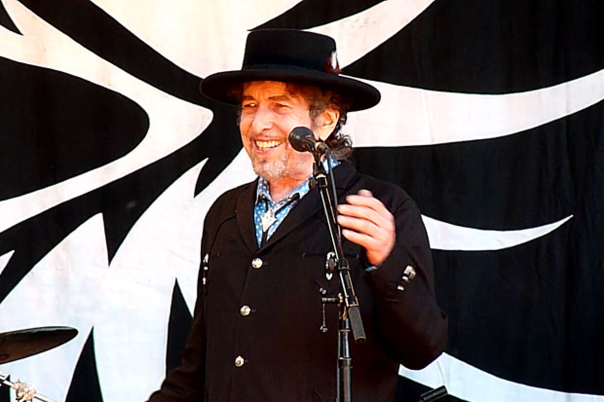 Bob Dylan som en anden "jokerman" på scenen i Den Fynske Landsby.