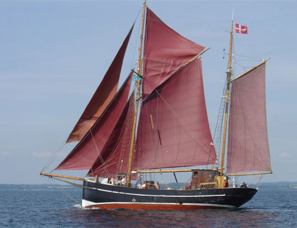 Det 16 meter langt skib, ved navn 'Silvermoon', der sejlede under dansk flag.