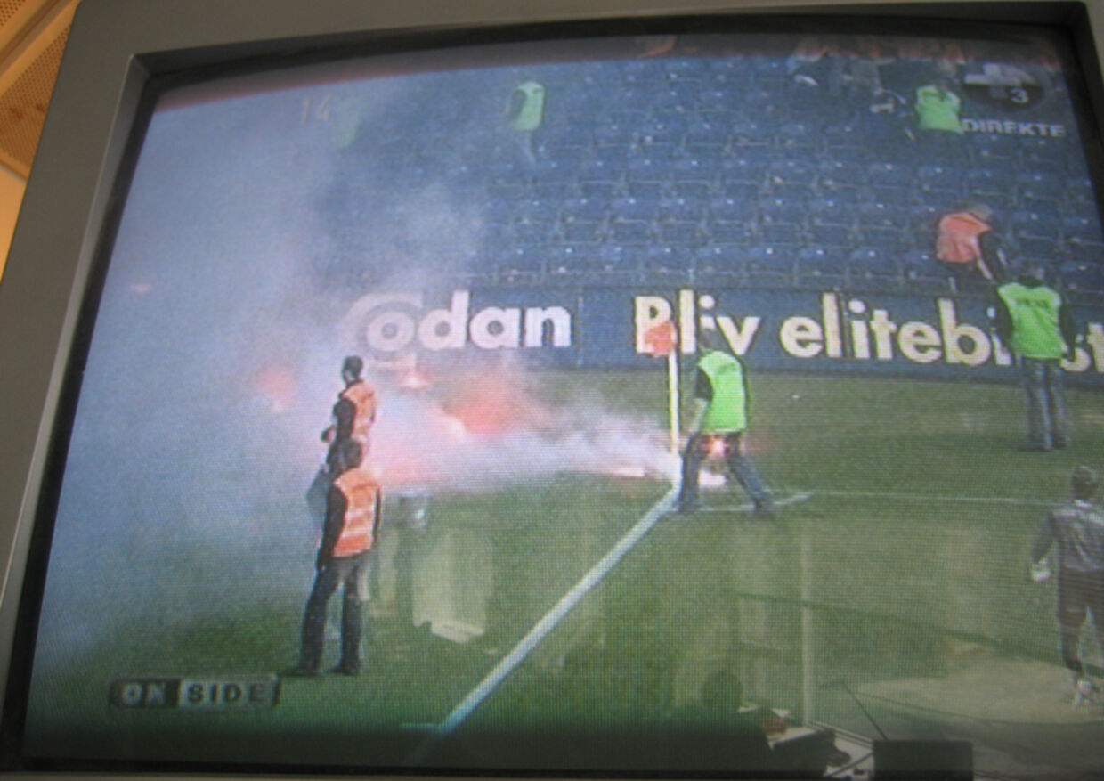 FCK-fans kastede romerlys ned mod Brøndbys familietribune og ramte også grønsværen.