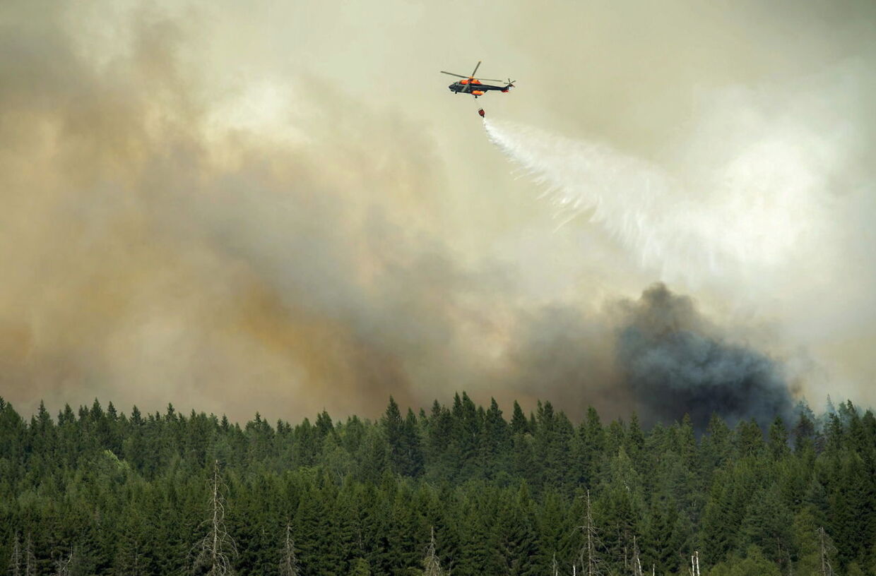 De helikoptere, som mandag var sat ind i bekæmpelsen af en af Sverige største skovbrande gennem tiderne, kunne hver dumpe mellem 1000 og 1500 liter vand ned over flammerne.