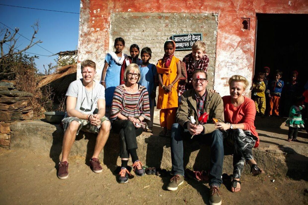 Peter Mygind, hans kone Lise og de to sønner Julius og Valdemar på besøg hos deres fadderbarn Chunga i Indien tilbage i 2012.