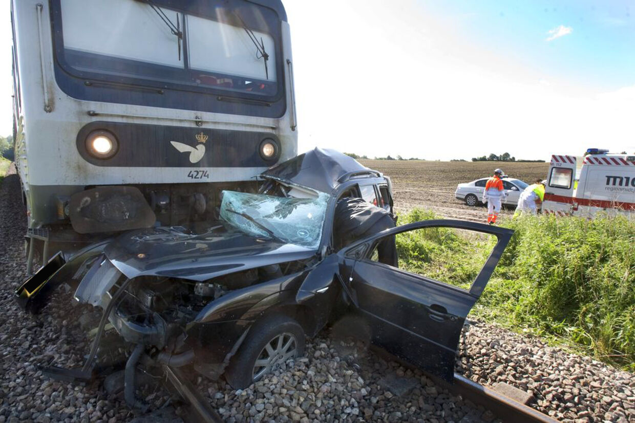 En 37-årig kvinde blev mandag dræbt ved sammenstød med tog på Grenaabanen ved overkørslen på Obdrupvej nær Trustrup på Djursland. Bilen blev slæbt mere end 300 meter, og kvinden var formentlig dræbt på stedet.