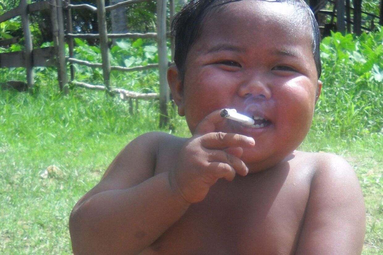 Lille Ardi Rizal røg 40 cigarretter om dagen, men nu har den 2-årige kvittet den dårlige vane. 