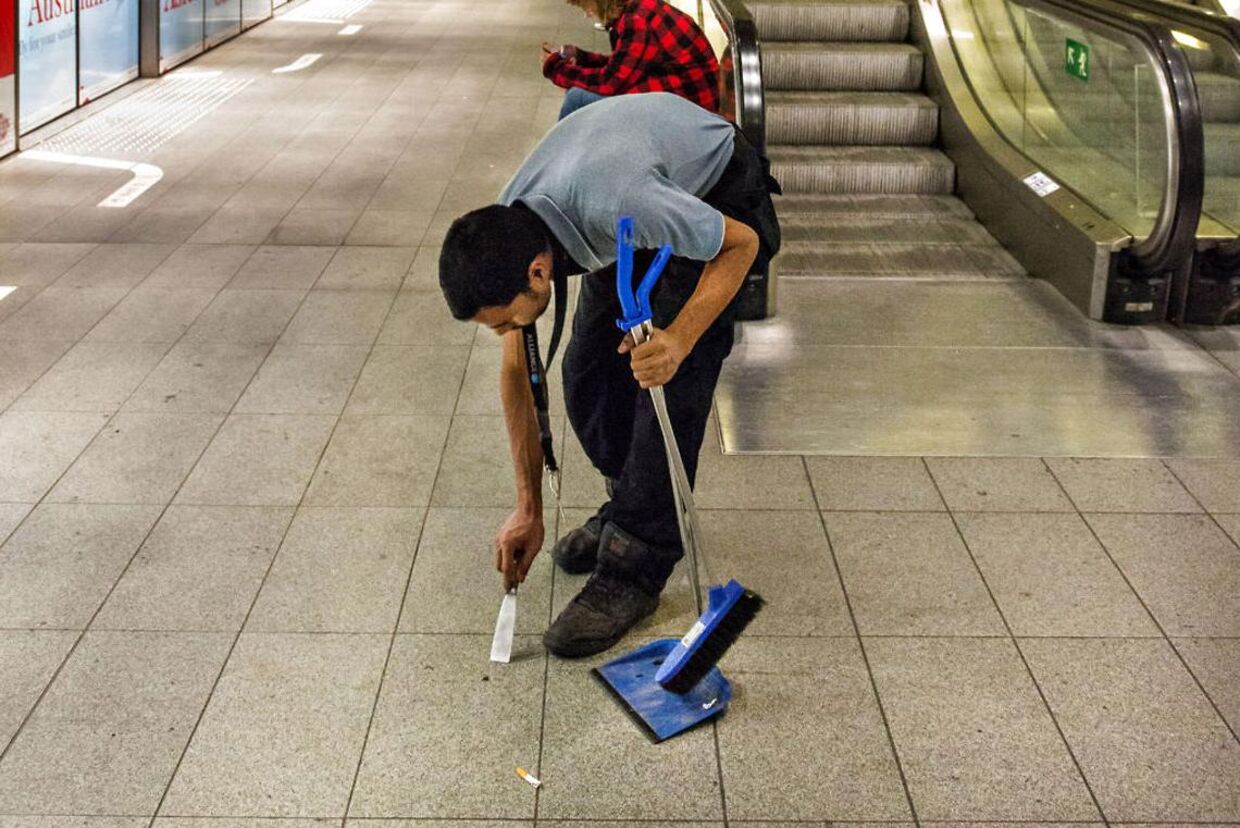 Arkivfoto: Rengøring om natten på Metro station Kongens Nytorv Rengøringsmand med kost og fejeblad