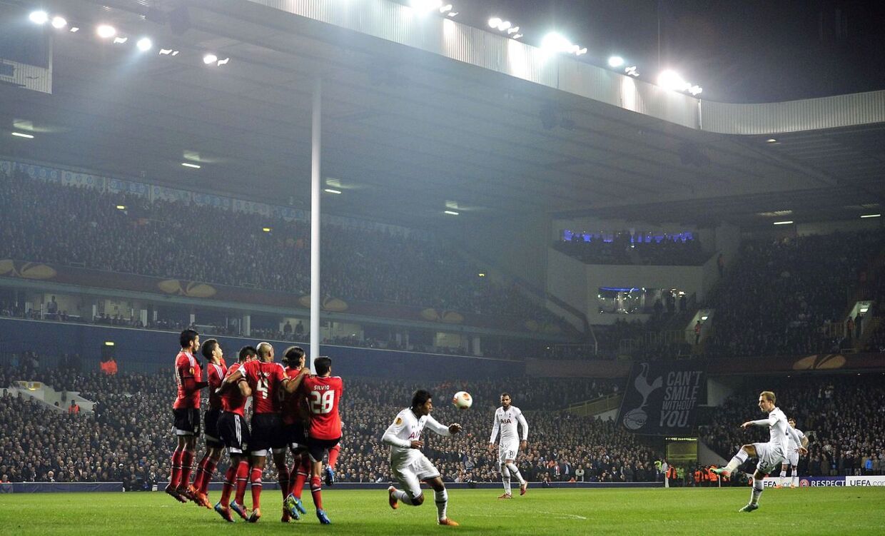 Tottenham Hotspur's Danish midfielder Christian Eriksen (R) scores his team's first goal from a free-kick during the UEFA Europa League round of 16 first leg football match between Tottenham Hotspur and Benfica at White Hart Lane in north London, on March 13, 2014. AFP PHOTO / GLYN KIRK