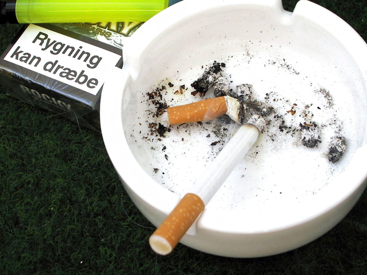 Ny undersøgelse viser, at billeder af ødelagte lunger og rådne tandkød på cigaretpakkerne fører til rygestop.
