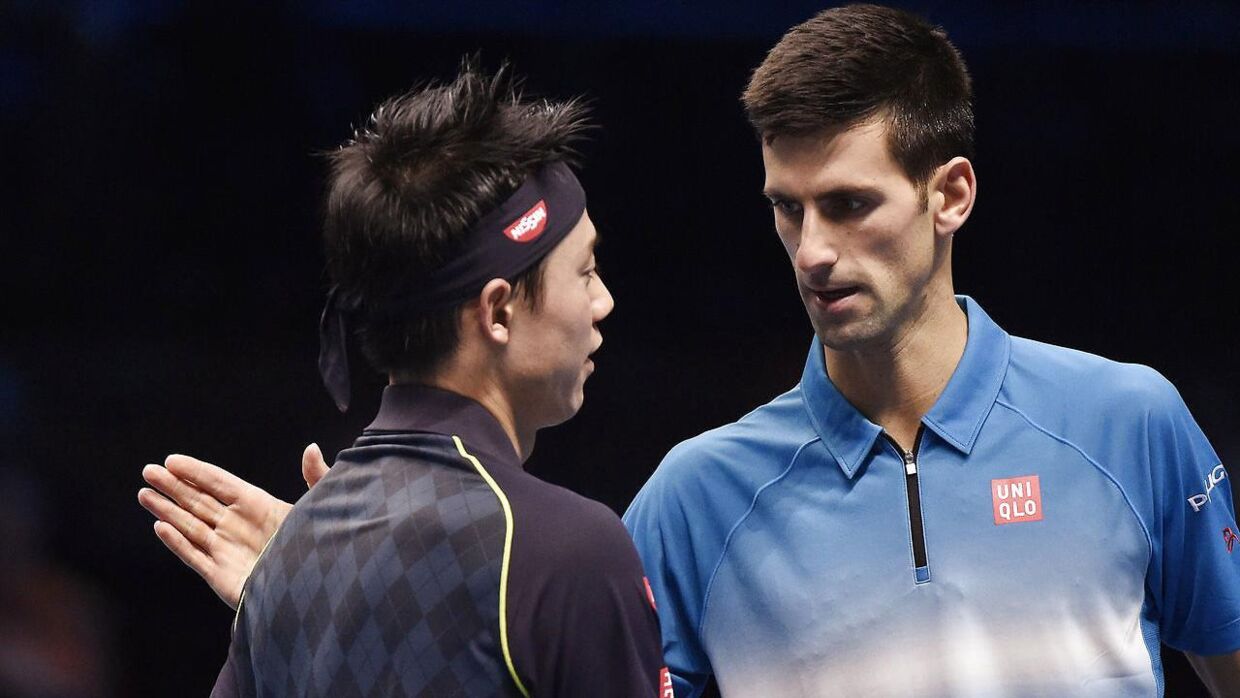 Kei Nishikori (tv) var chanceløs mod Novak Djokovic ved sæsonfinalerne.