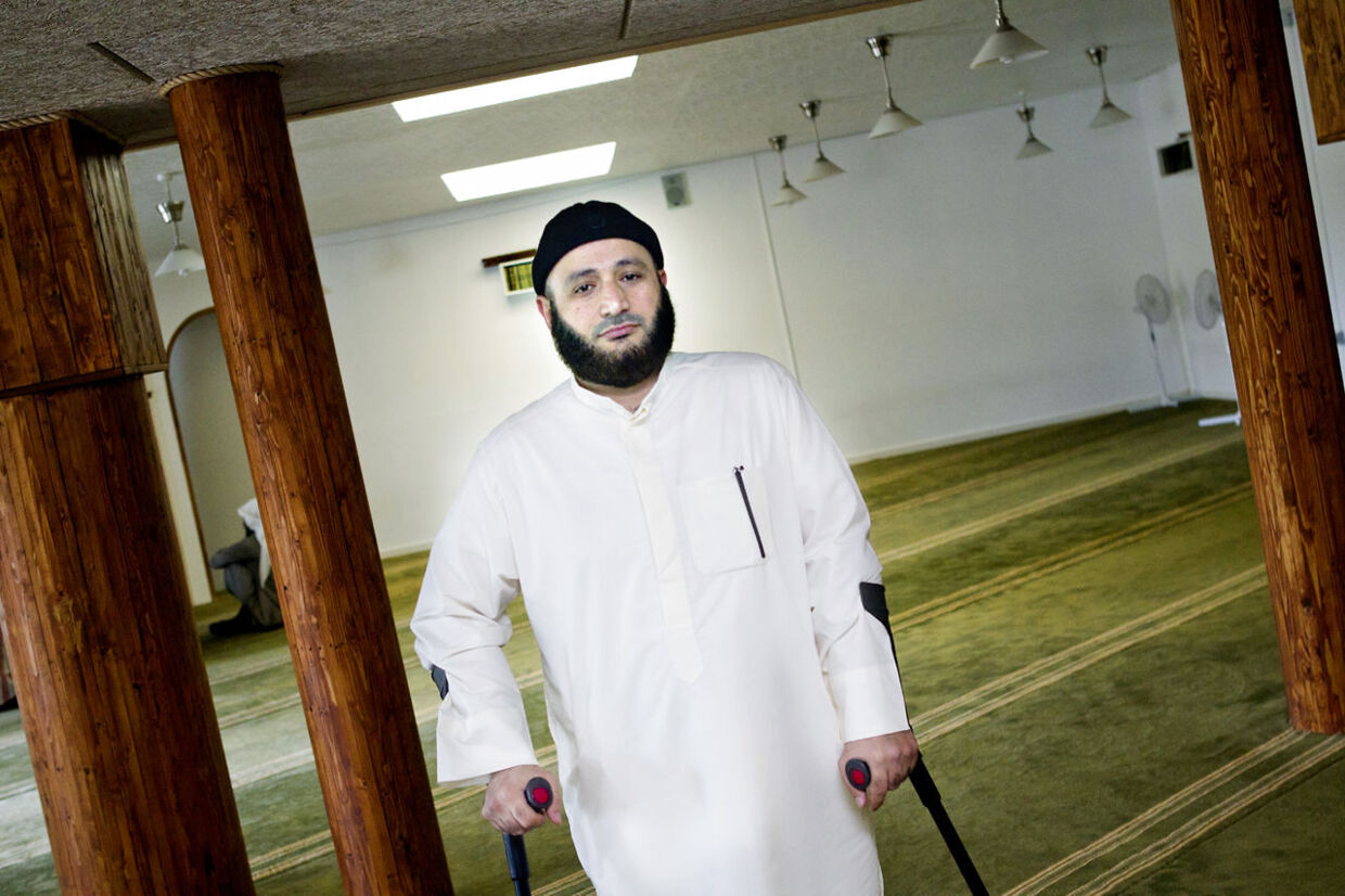 Oussama El-Saadi, der er formand for moskeen på Grimhøjvej i Aarhus, afviser, at moskeen har hjernevasket den 21-årige Victor Kristensen til at lave selvmordsterror i Irak.