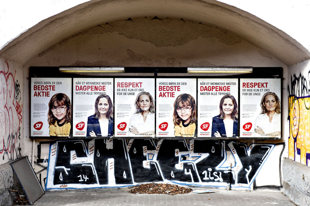 Skærtorsdag d. 2. april 2015 blev de rejsende på Vesterport Station mødt af masser af plakater med billeder af Pia Olsen Dyhr fra SF.