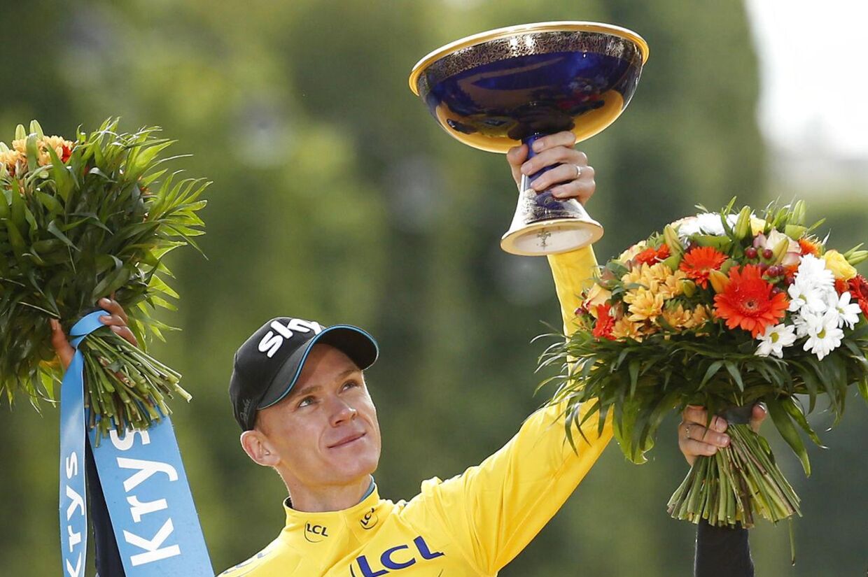Den nykårede vinder af Tour de France, Chris Froome, overvejer at stille op i Vuelta a Espana.