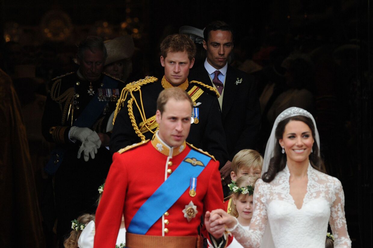Prins Harry stjal rampelyset for en kort stund, da han under bryllupsfesten holdt en meget følelsesladet tale til brudeparret.